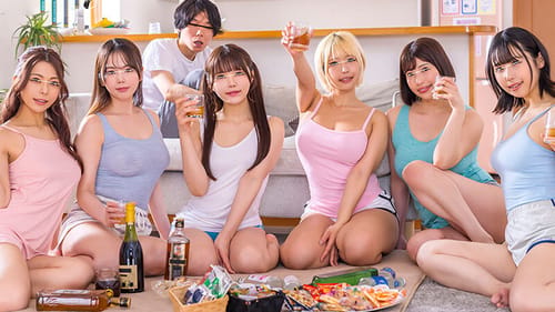 Thanh niên may mắn dọn đến ở chung trong một căn nhà toàn phụ nữ “cởi mở”